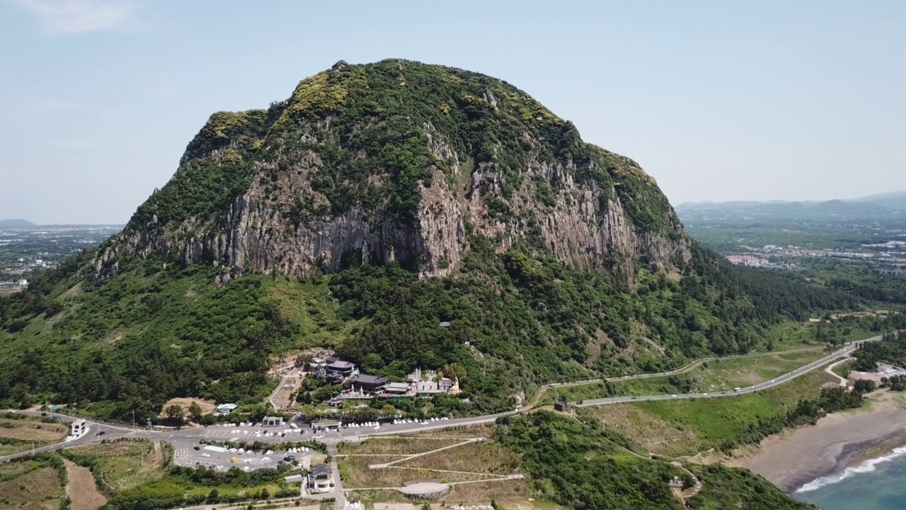 韩国济州岛西归浦市，三方山和桓池海岸附近的村庄和海景视频素材