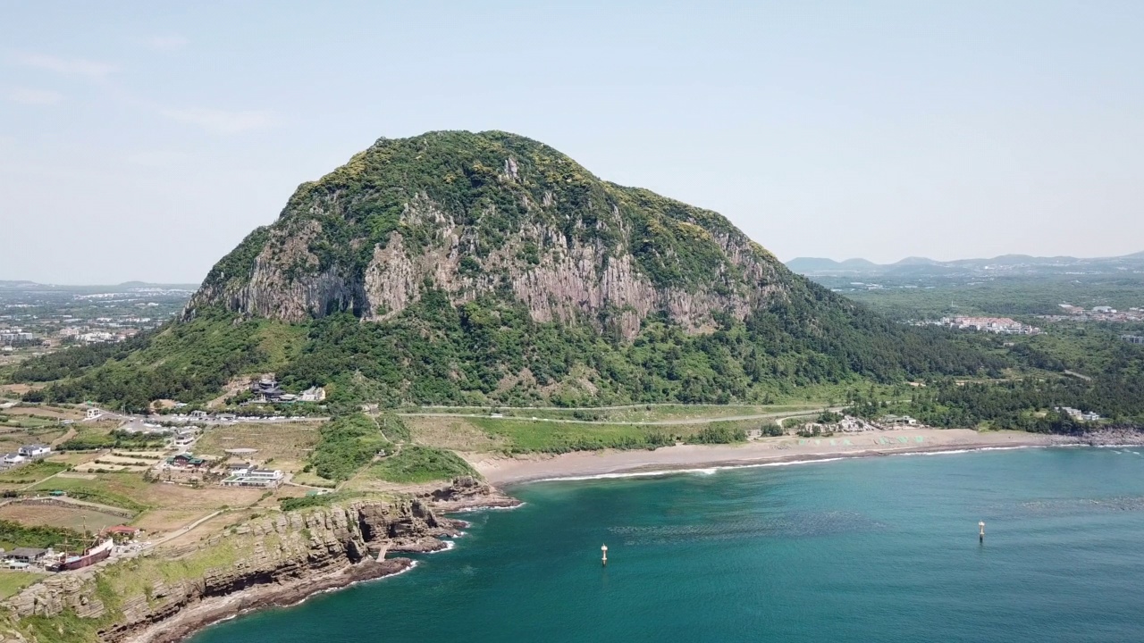 山方山，Seolkumbadang海滩，Hwanguchi海岸，Yongmeori海滩-村庄和海景/西归浦市，济州岛，韩国视频素材