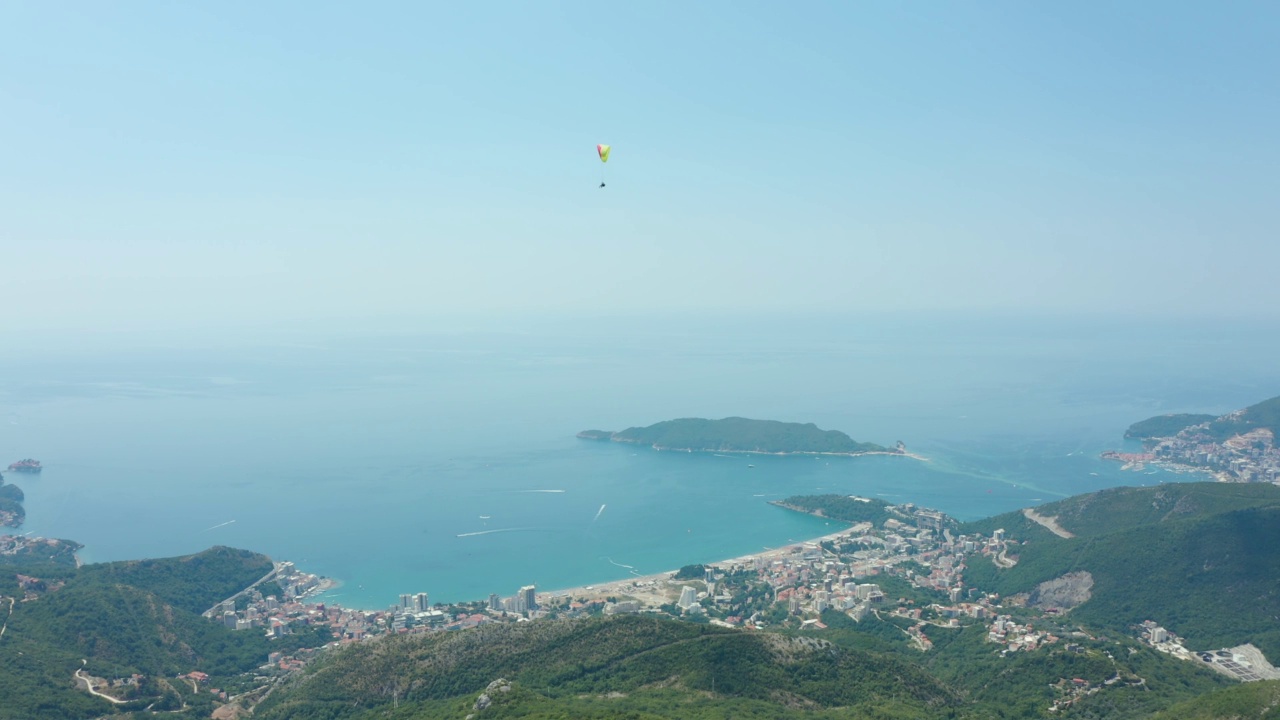 与游客在黑山的布德瓦市上空进行滑翔伞飞行视频素材