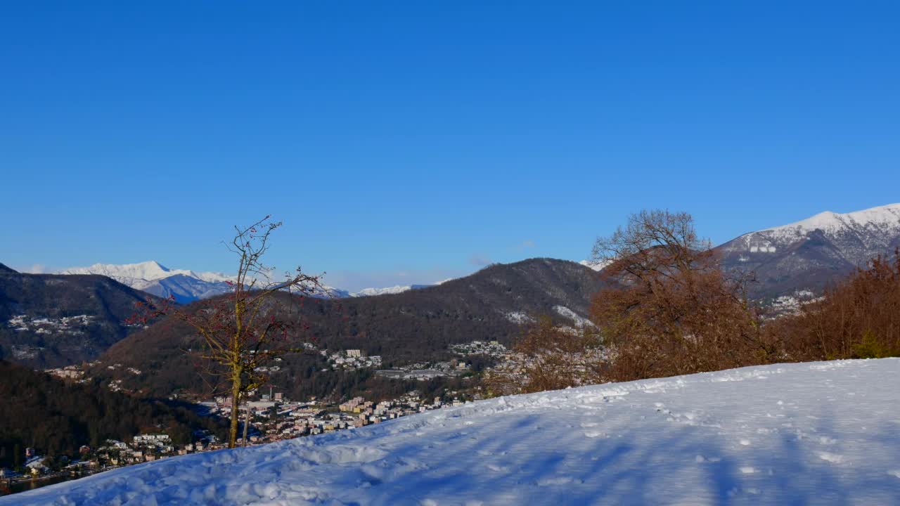 在科里纳迪奥罗的晴朗的日子里，山景与雪和晴朗的蓝天视频素材