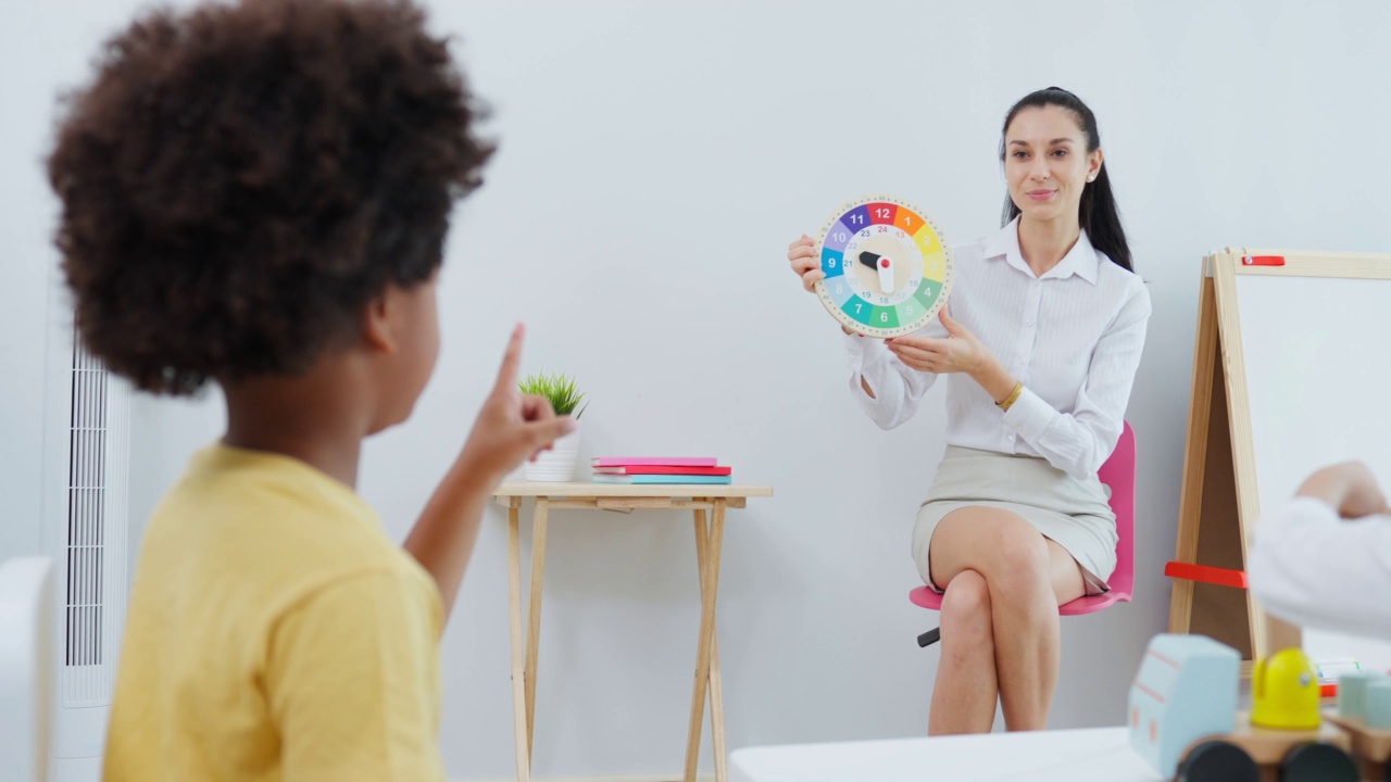 白种人美女老师在学校给孩子上课。幼稚园迷人的女教师大师在课堂上用有趣的活动讲解教育孩子们的学生。视频素材