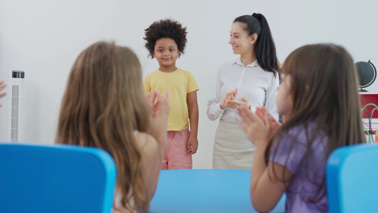 白种人美女老师在学校给孩子上课。幼稚园迷人的女教师大师在课堂上用有趣的活动讲解教育孩子们的学生。视频素材