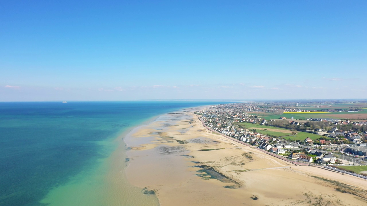 欧洲朱诺海滩的全景，在法国，在诺曼底，向阿罗曼什，在Berniere sur Mer，在春天，阳光明媚的日子。视频素材