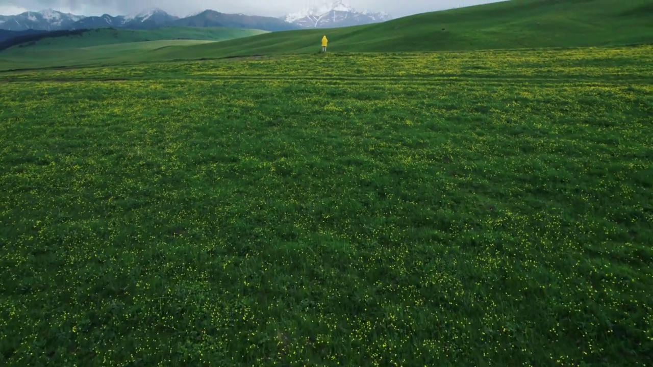 山与云与田的景观视频素材