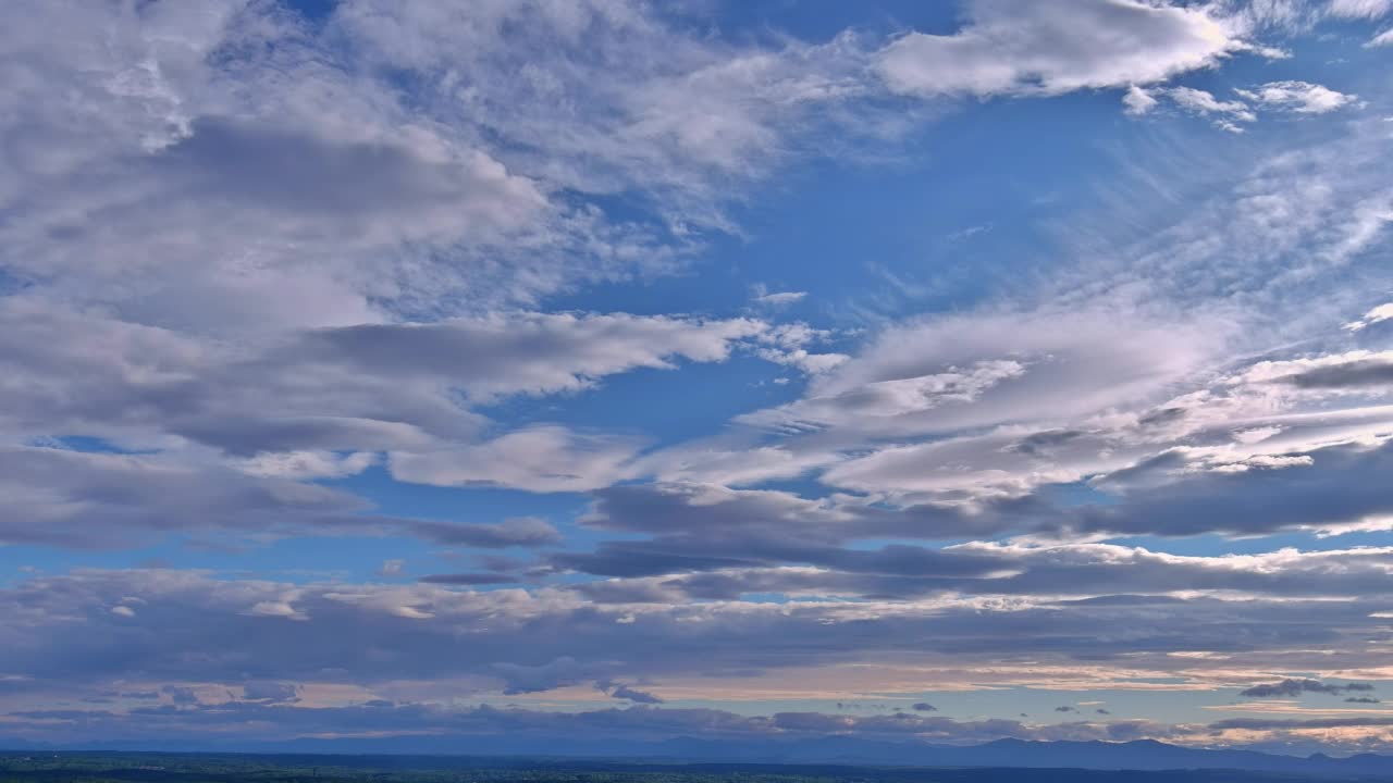 浪漫的七彩晚霞在夕阳西下，蓝天白云在天空磅礴流动视频素材