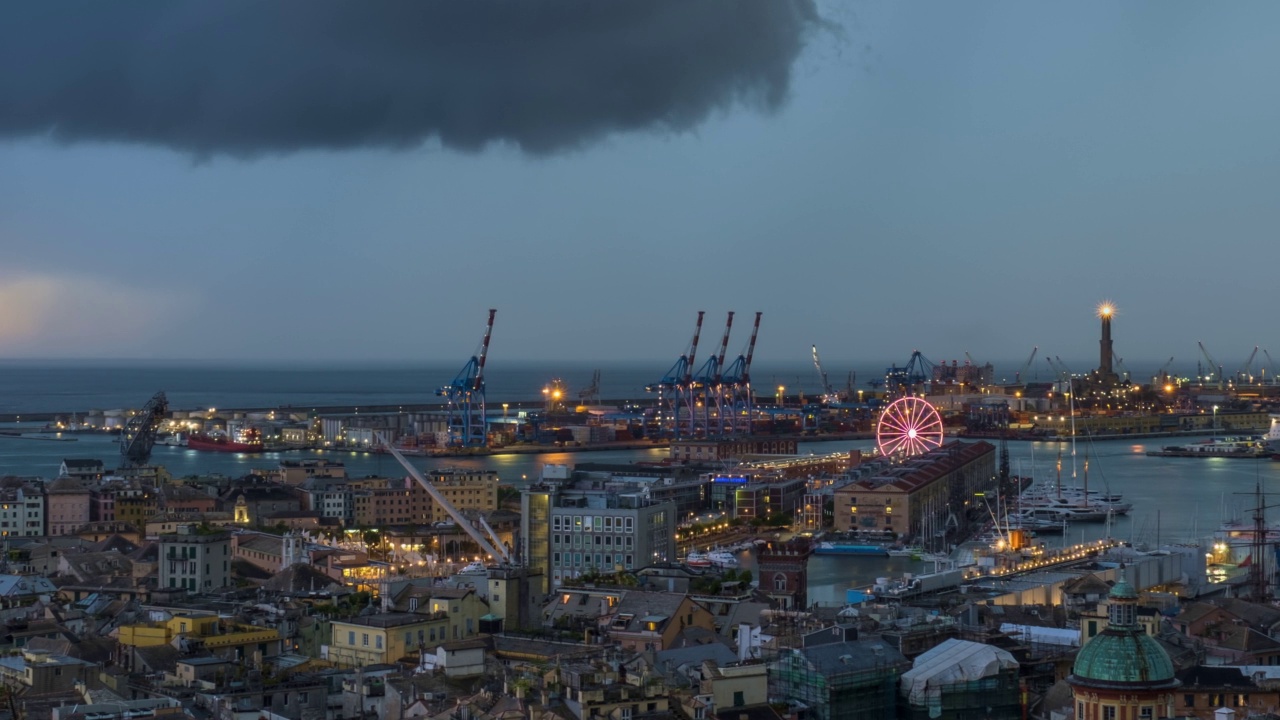 意大利，热那亚港口的夜景，雷雨和照明视频素材