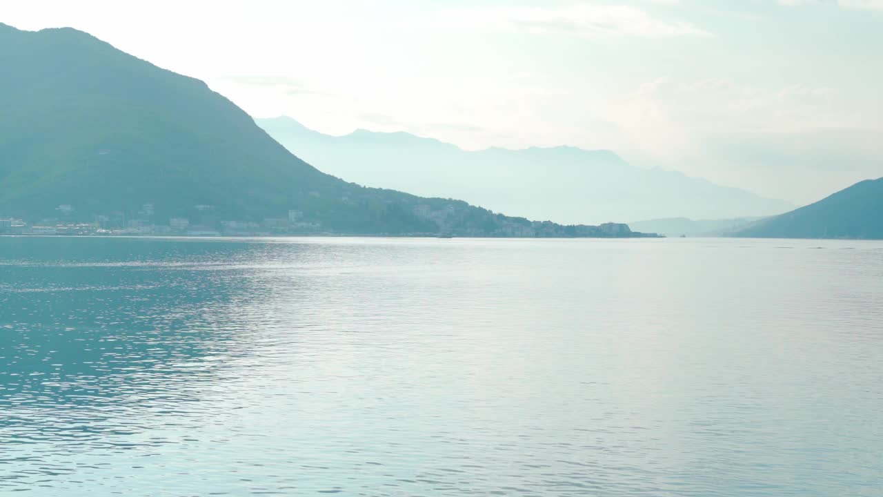 在一个美好的夏日阳光明媚的日子里，可以看到美丽的海湾和山脉视频素材