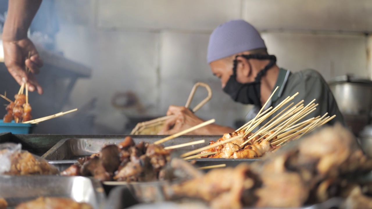 Satay Koyor，来自印尼日惹的传统烹饪。视频素材