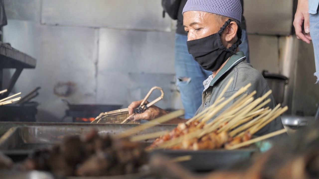 Satay Koyor，来自印尼日惹的传统烹饪。视频素材