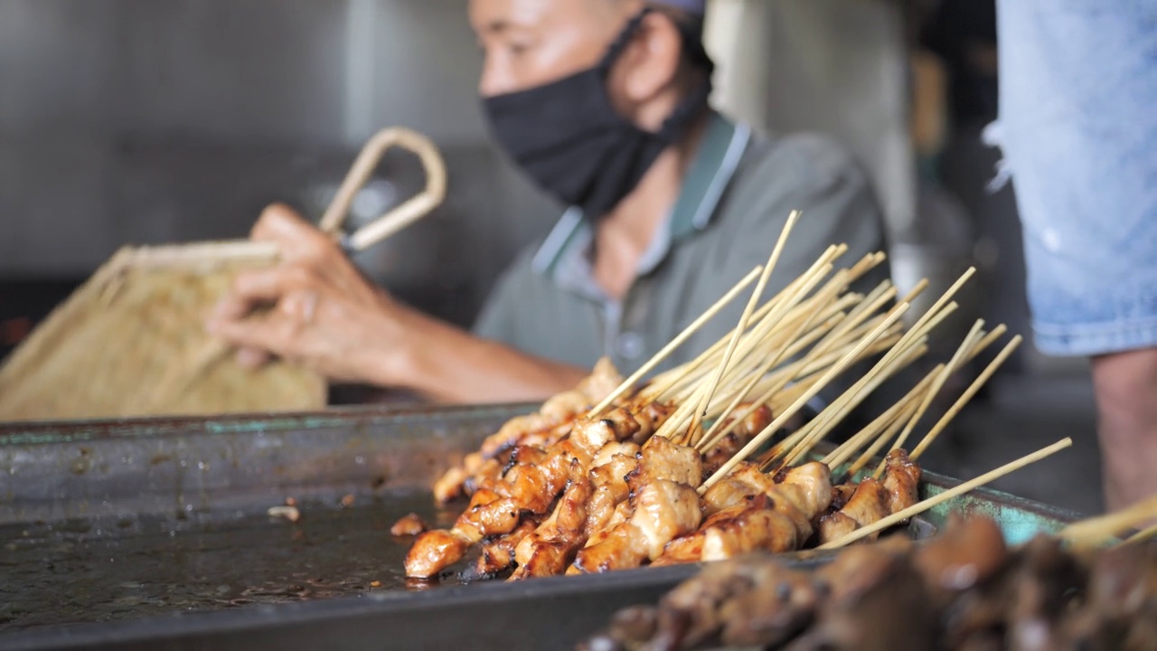 Satay Koyor，来自印尼日惹的传统烹饪。视频素材