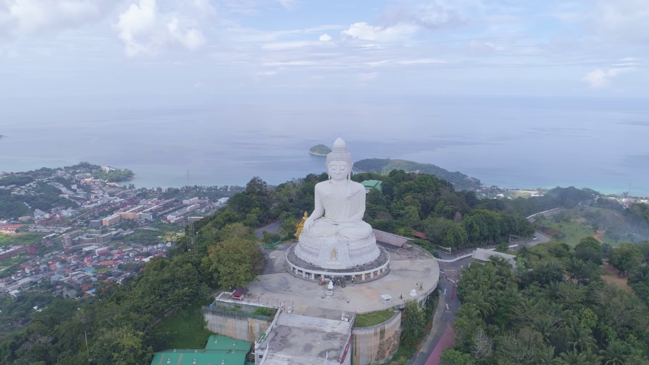 鸟瞰无人机拍摄的泰国普吉岛最高峰汉白玉大佛像，美丽的普吉岛地标，受游客欢迎的普吉岛周围的景观景观视频素材