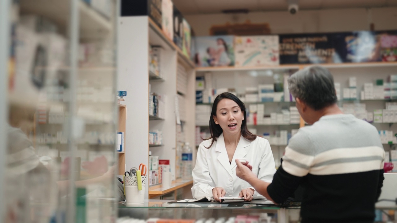 亚洲华人老年男子在药店向女药剂师寻求医疗用品方面的建议视频素材