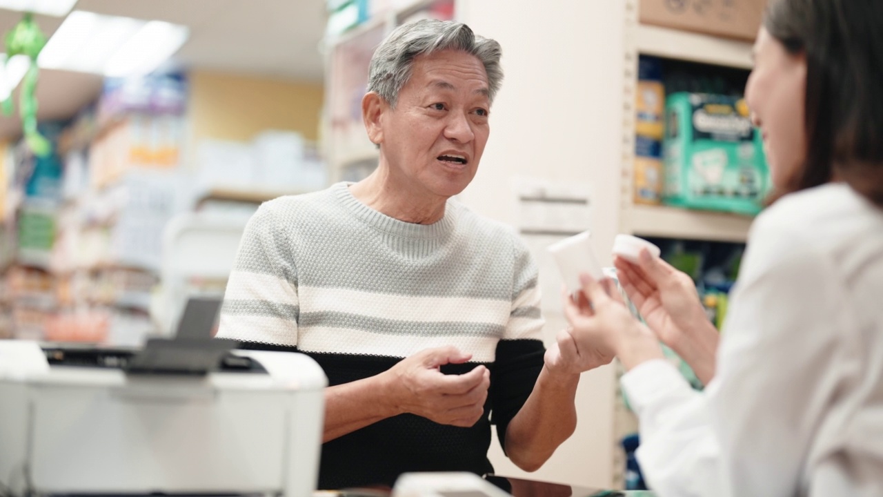 亚洲华人老年男子在药店向女药剂师寻求医疗用品方面的建议视频素材