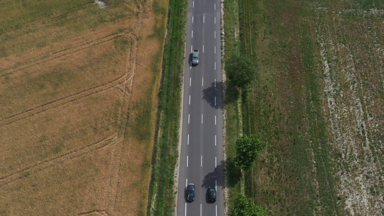 法国公路和谷物田的鸟瞰图视频素材