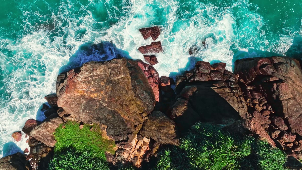 海浪拍打岩石的鸟瞰图视频素材