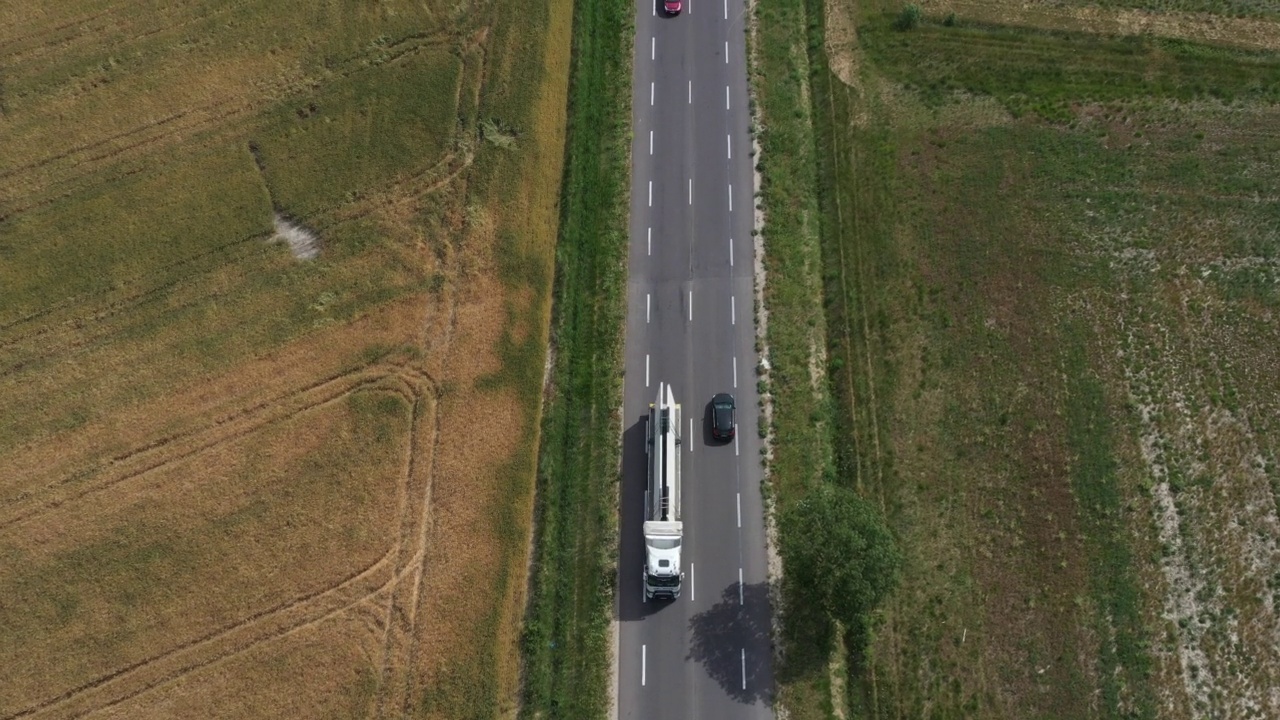 法国公路和谷物田的鸟瞰图视频素材