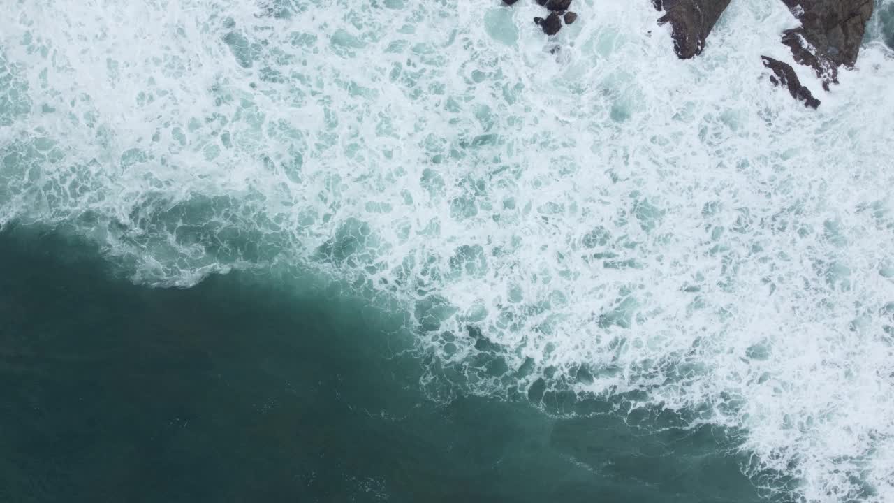 鸟瞰点缀着岩石的海浪，视频素材