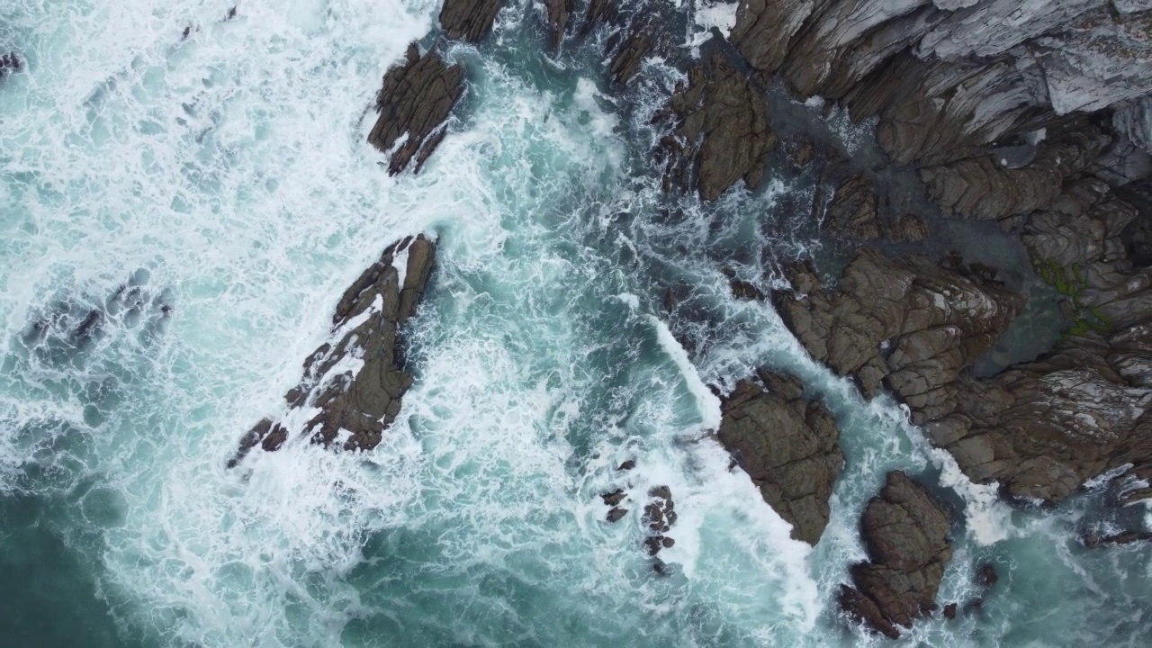 鸟瞰点缀着岩石的海浪，视频素材