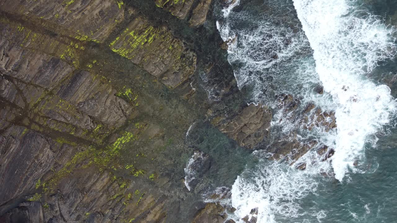 鸟瞰点缀着岩石的海浪，视频素材