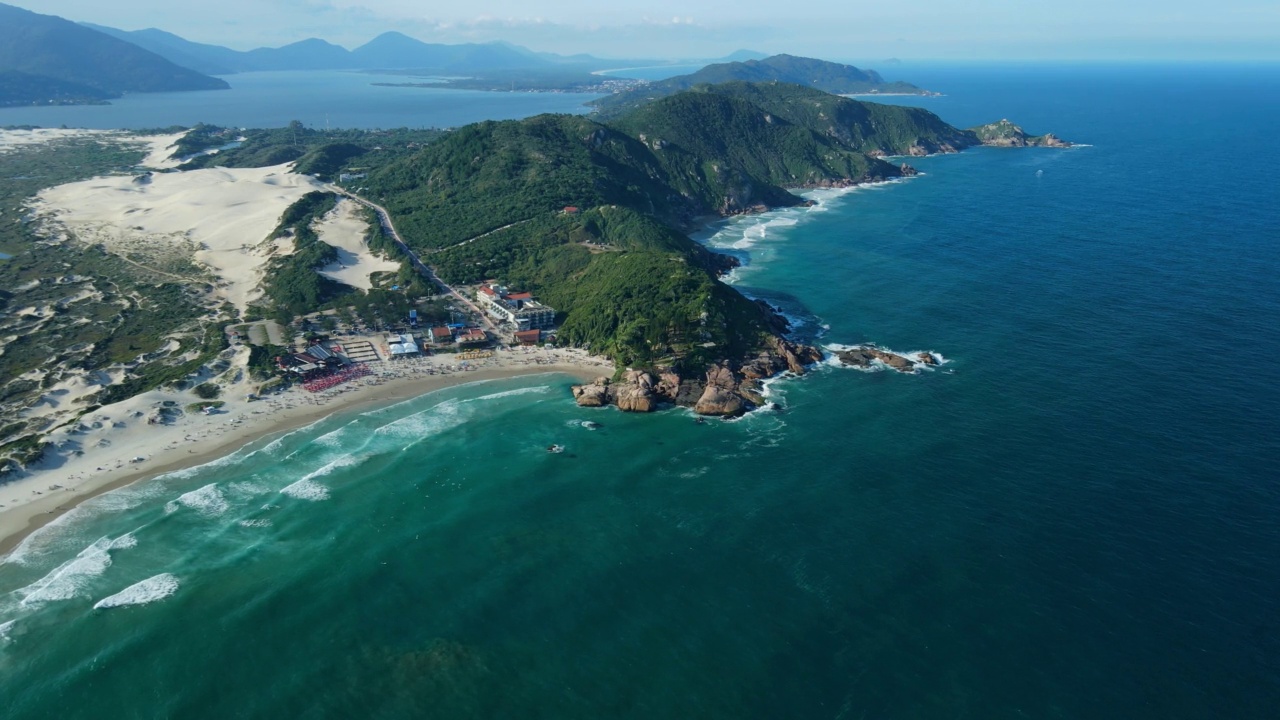 华金那海滩与山区海岸线和海洋与波浪在巴西。鸟瞰图视频素材