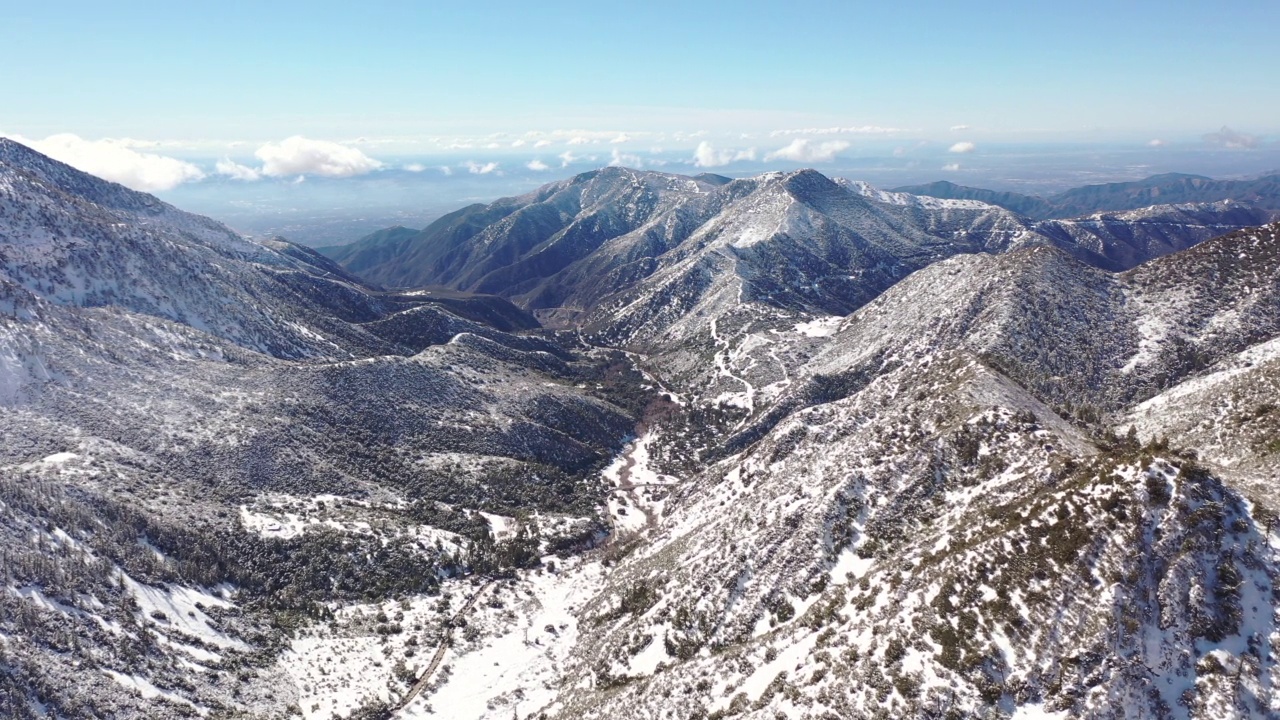 4K无人机视频雪山与道路和汽车在加州的一个偏远的位置视频素材