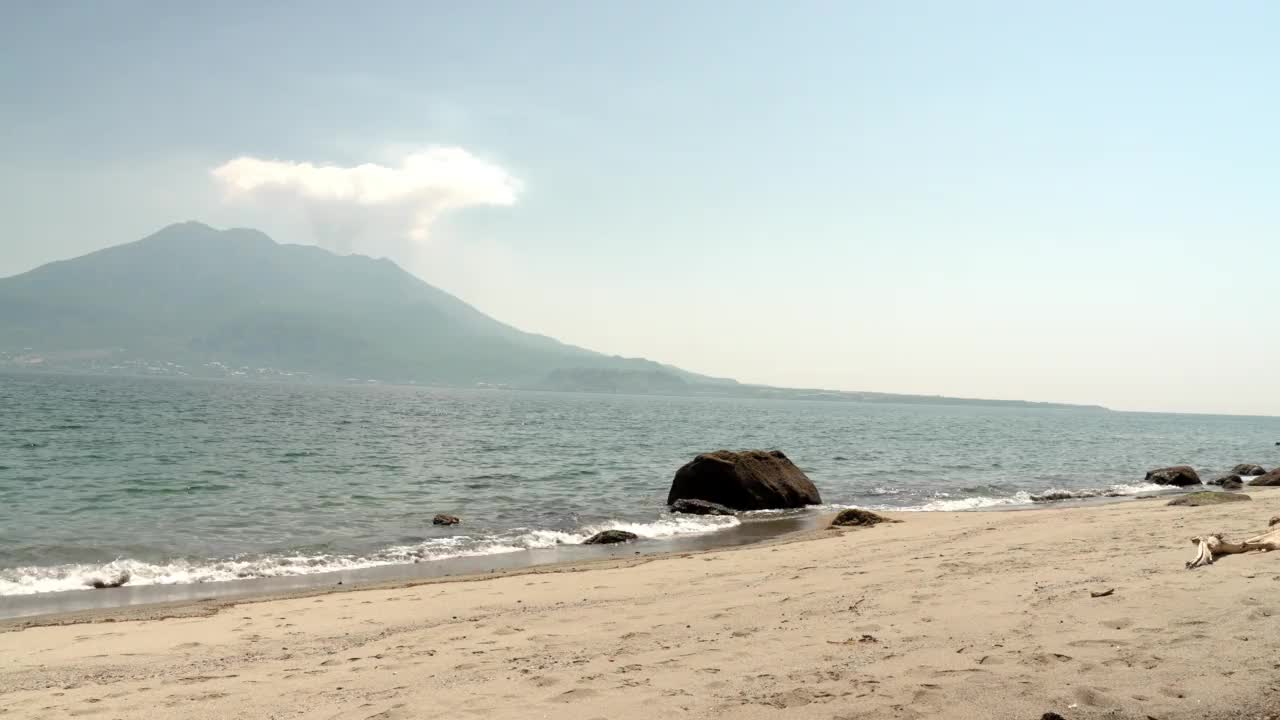 Iso海滩的风景，可以看到樱岛视频素材