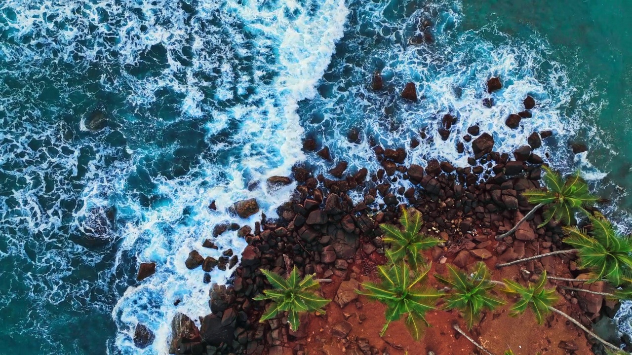 慢动作的海浪冲击着布满岩石的海岸线视频素材