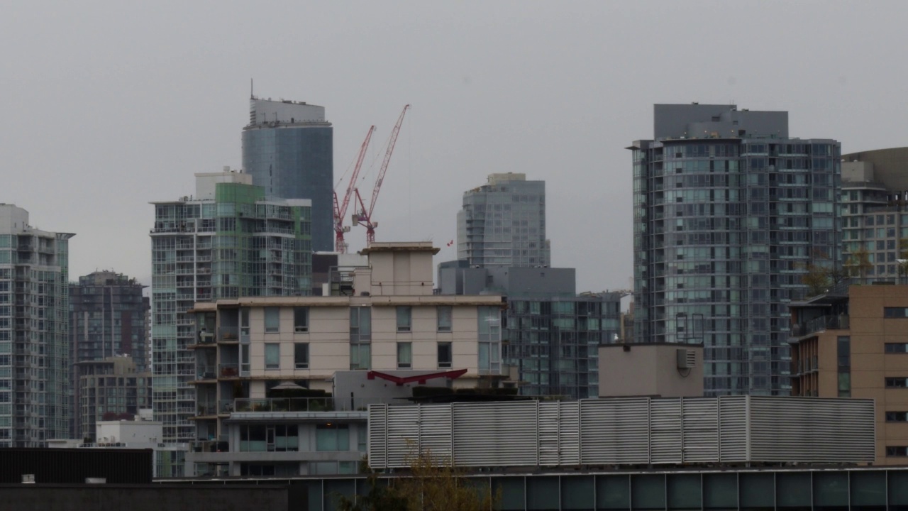 在一个阴天的雨天，起重机在温哥华市中心工作视频素材