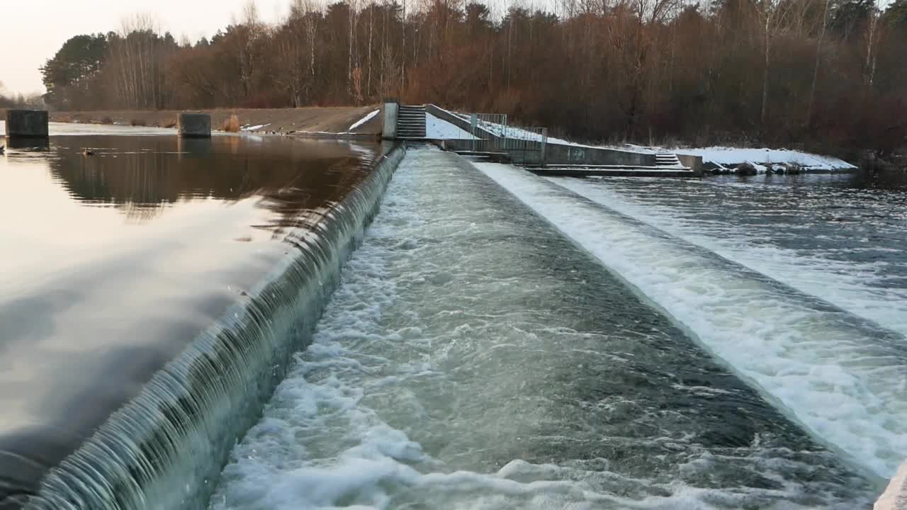 森林里的水库有流水倾泻而下。视频素材