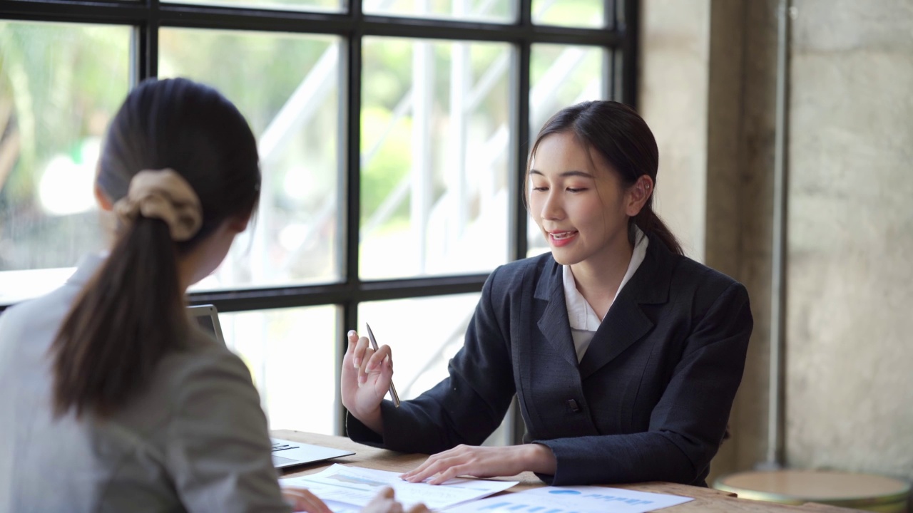 自信的年轻女性导师企业领导经理顾问与多种族企业专业团队人员在培训会上教授实习生员工小组进行讨论视频素材