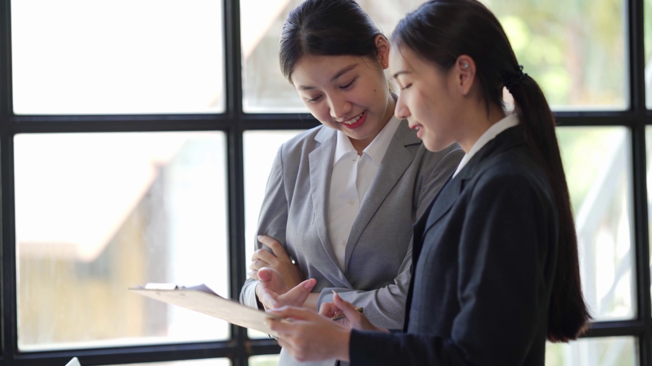 自信的年轻女性导师企业领导经理顾问与多种族企业专业团队人员在培训会上教授实习生员工小组进行讨论视频素材