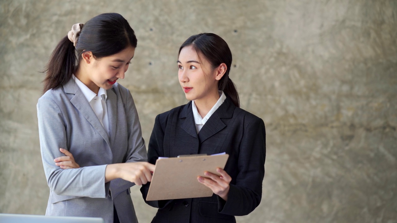 自信的年轻女性导师企业领导经理顾问与多种族企业专业团队人员在培训会上教授实习生员工小组进行讨论视频素材