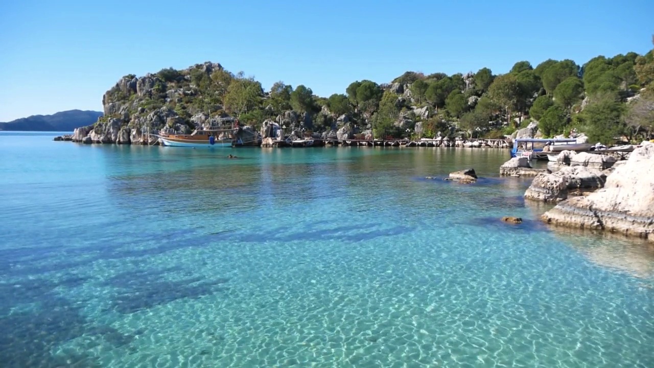 海景与浅浅的清澈的水和岩石海岸视频素材