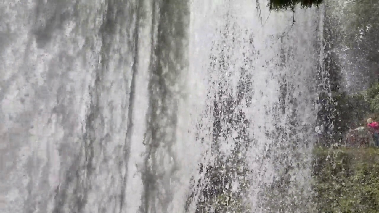 希腊艾德萨市的瀑布春天季节绿树流水视频下载
