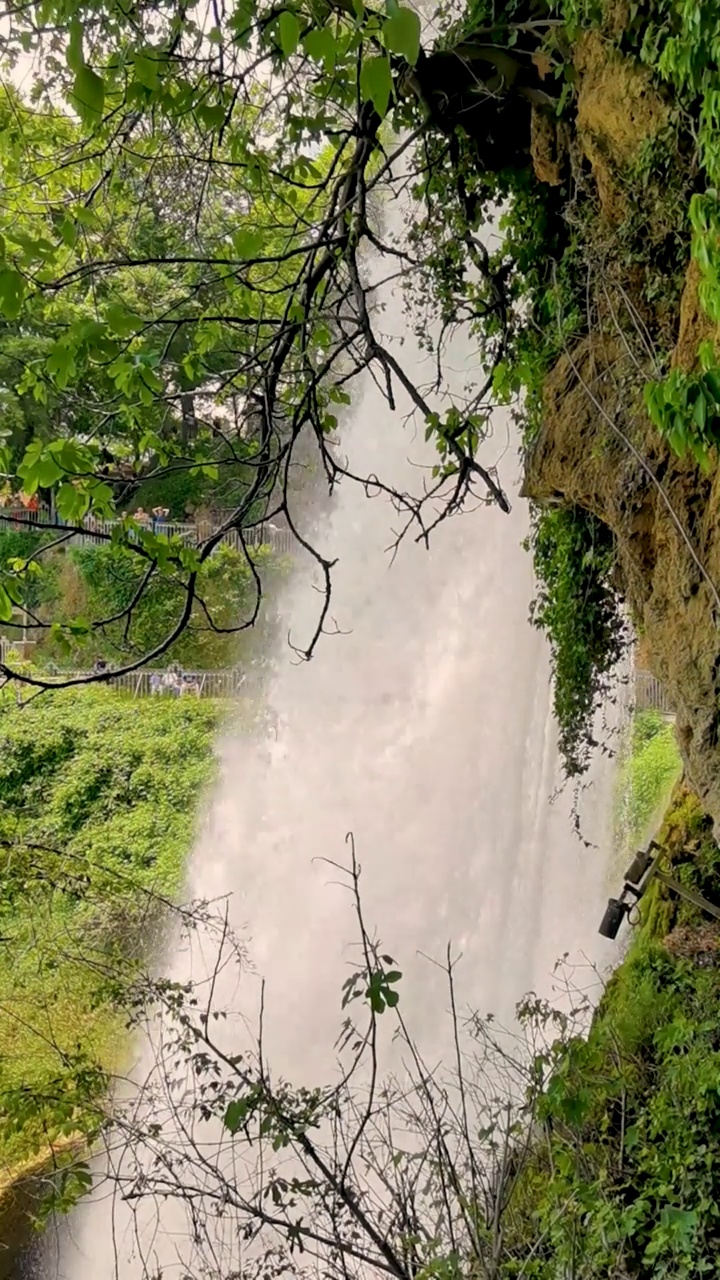 希腊艾德萨市的瀑布春天季节绿树流水视频下载