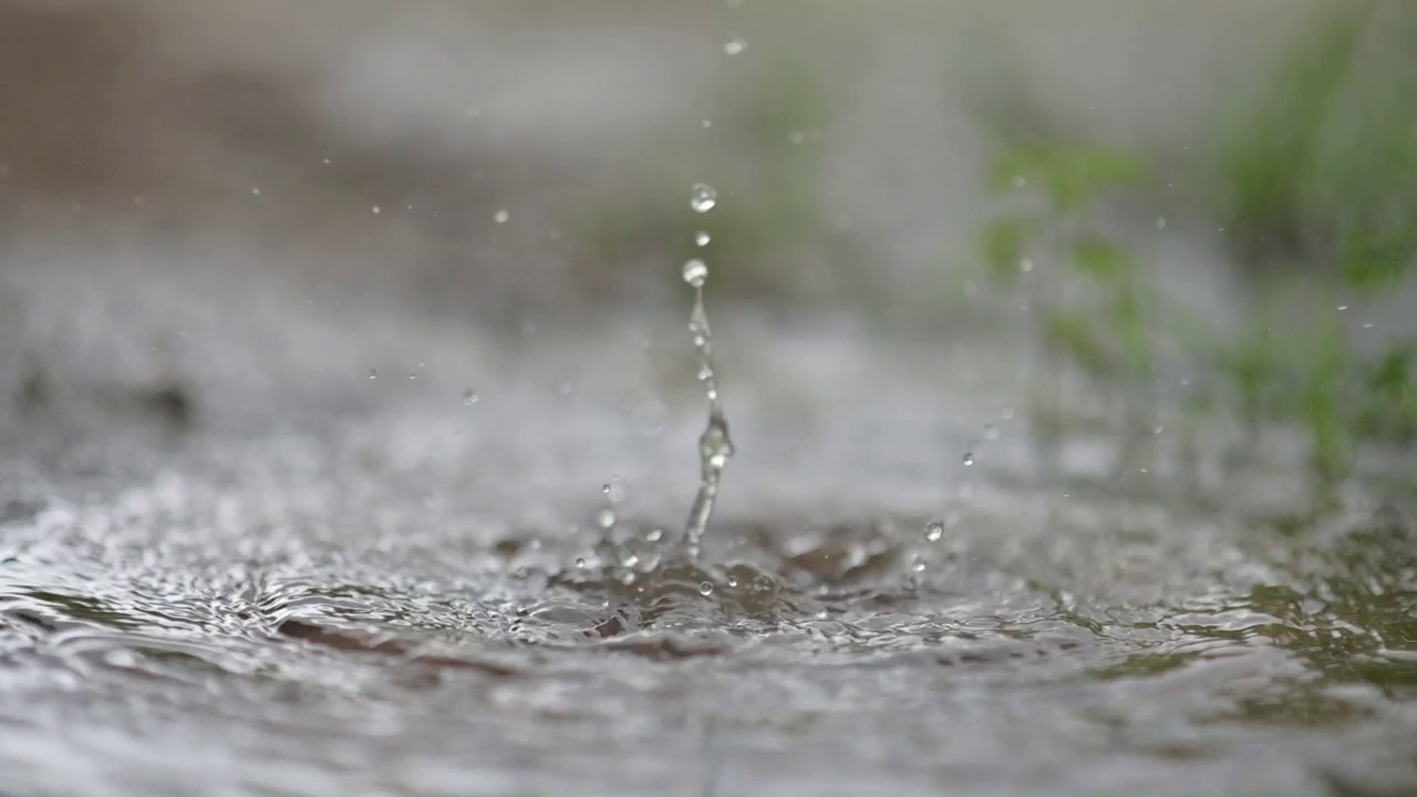 水滴慢慢地滴入水中。视频素材