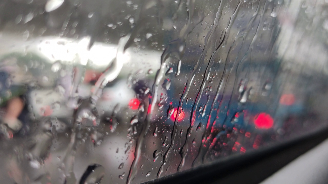 雨中在街上开车时，水顺着车窗流下视频下载