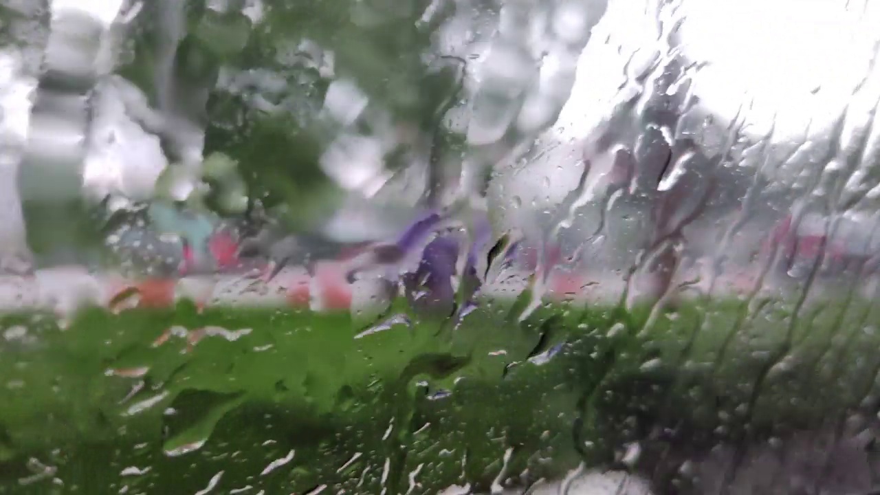 雨中在街上开车时，水顺着车窗流下视频下载