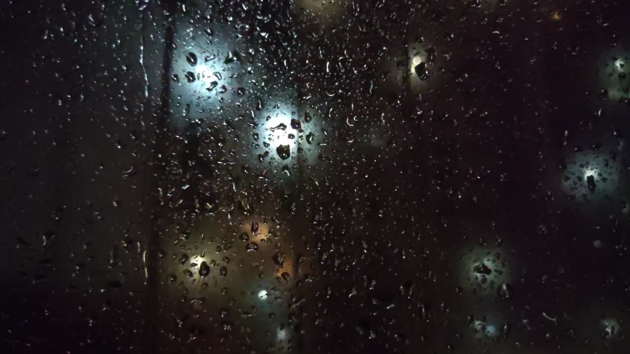 夜晚窗户上的雨滴视频下载