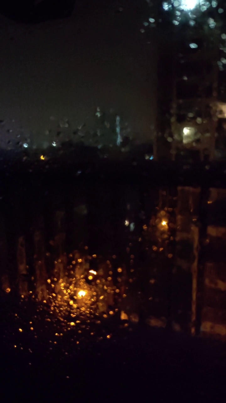 夜晚窗户上的雨滴视频下载