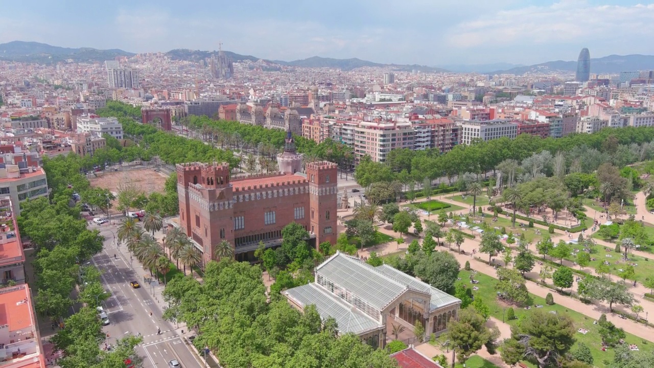 西班牙，巴塞罗那:加泰罗尼亚首府城市的鸟瞰图，Ciutadella公共公园(Parc de la Ciutadella)——从上面俯瞰欧洲的全景视频素材