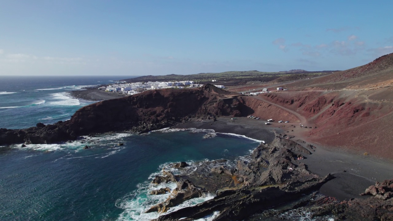 火山湖El Golfo (Laguna de Los Clicos或Charco Verde)附近的悬崖和海滩鸟瞰图，兰萨罗特，加那利群岛，西班牙。视频素材