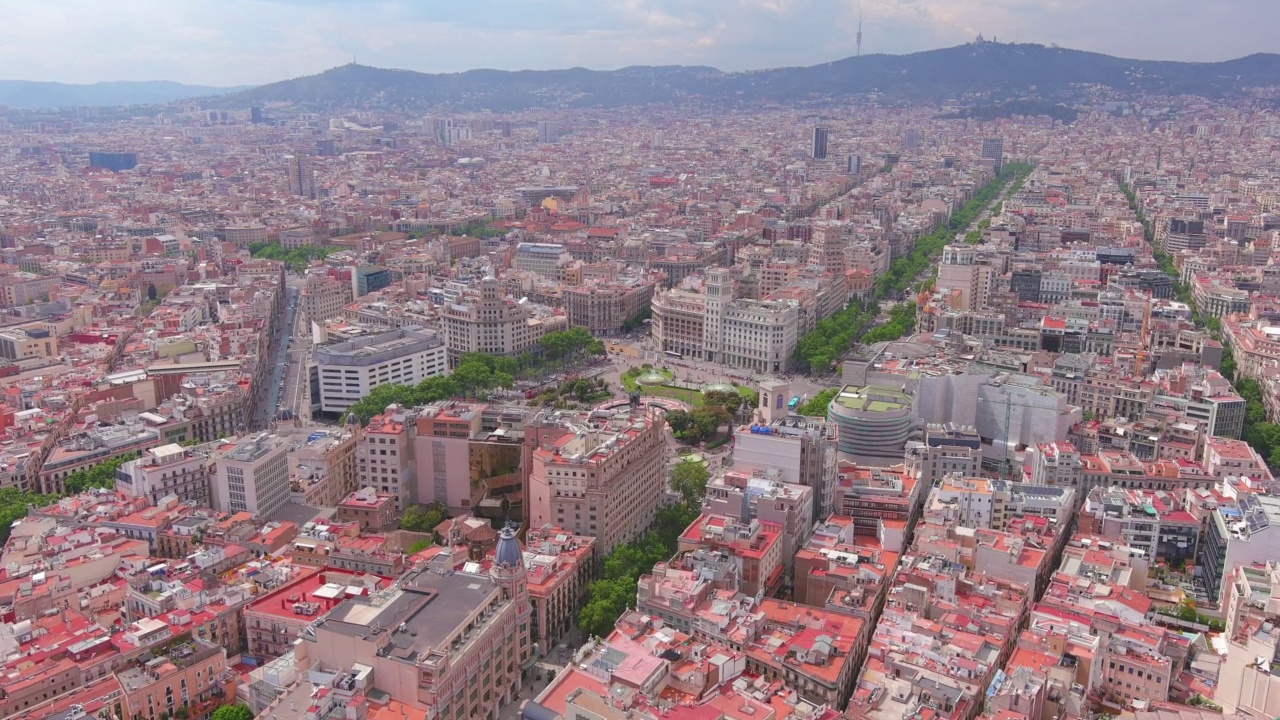 西班牙巴塞罗那:首都的鸟瞰图，著名的中心广场Plaça de Catalunya(广场)，阳光明媚的日子——俯瞰欧洲的全景视频素材