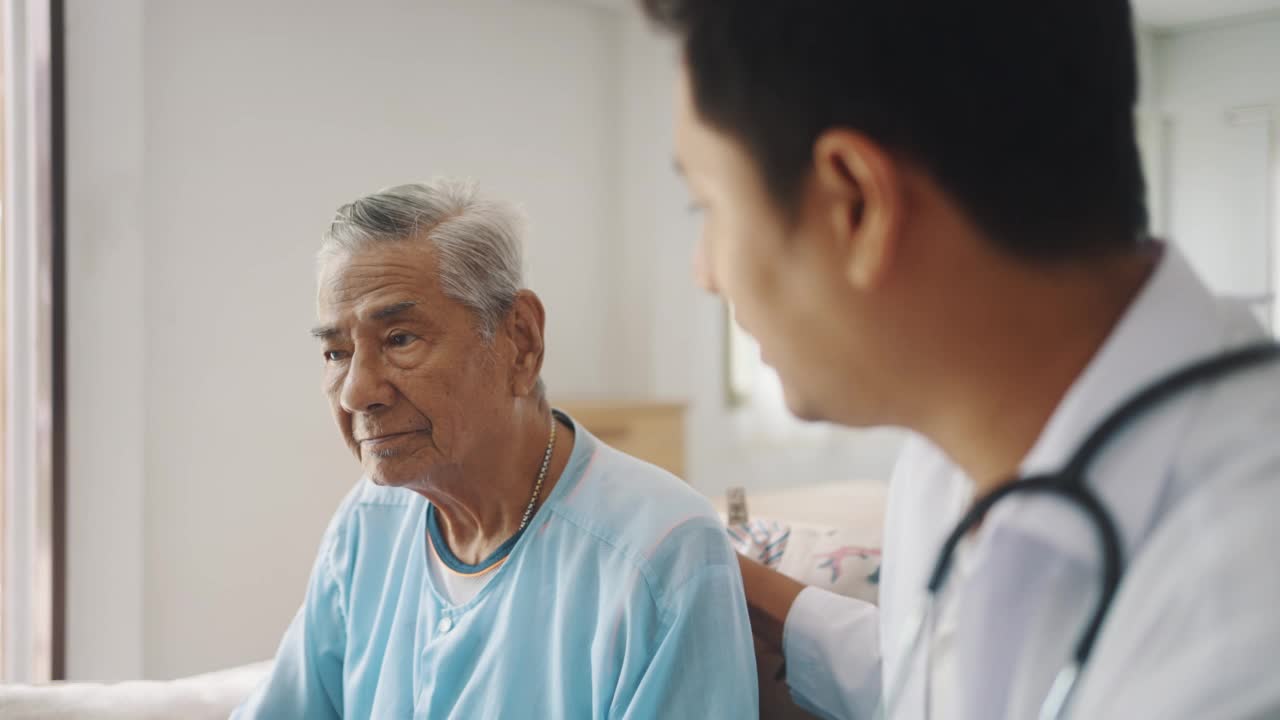 医生在家访中向老人解释治疗方法视频素材