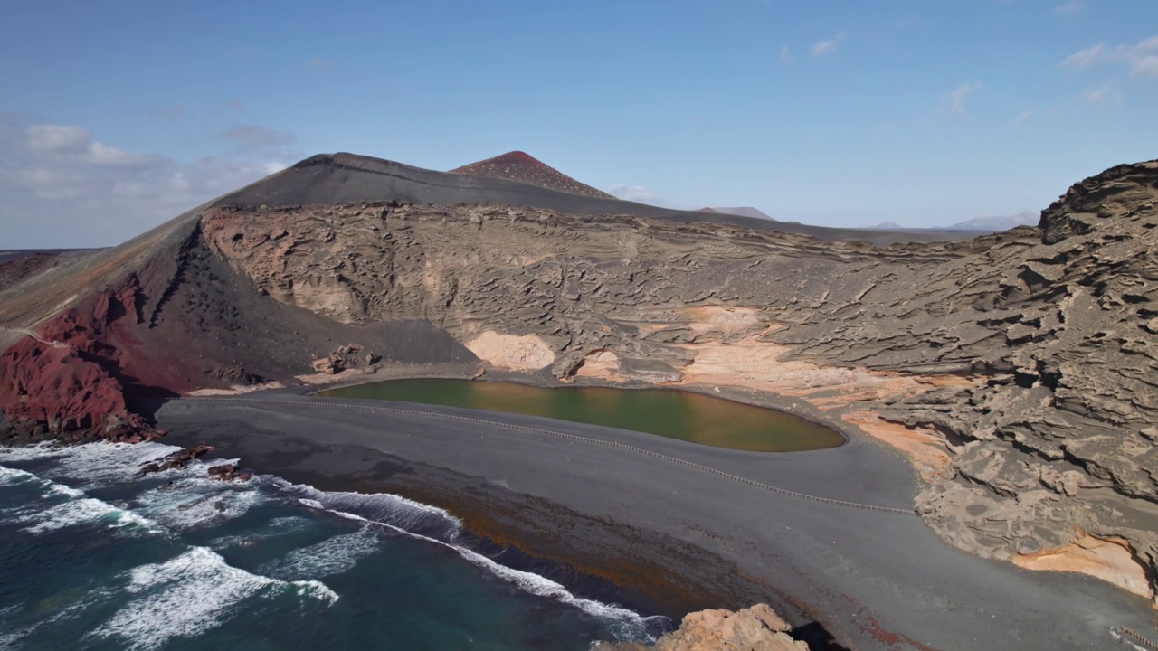 火山湖El Golfo(拉古纳德洛斯克里奥斯或Charco Verde)的鸟瞰图，兰萨罗特，加那利群岛，西班牙。视频素材