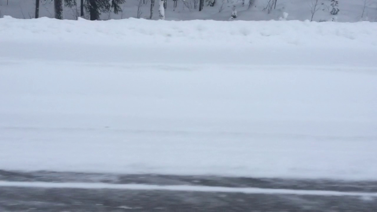 开车穿过白雪覆盖的风景视频素材