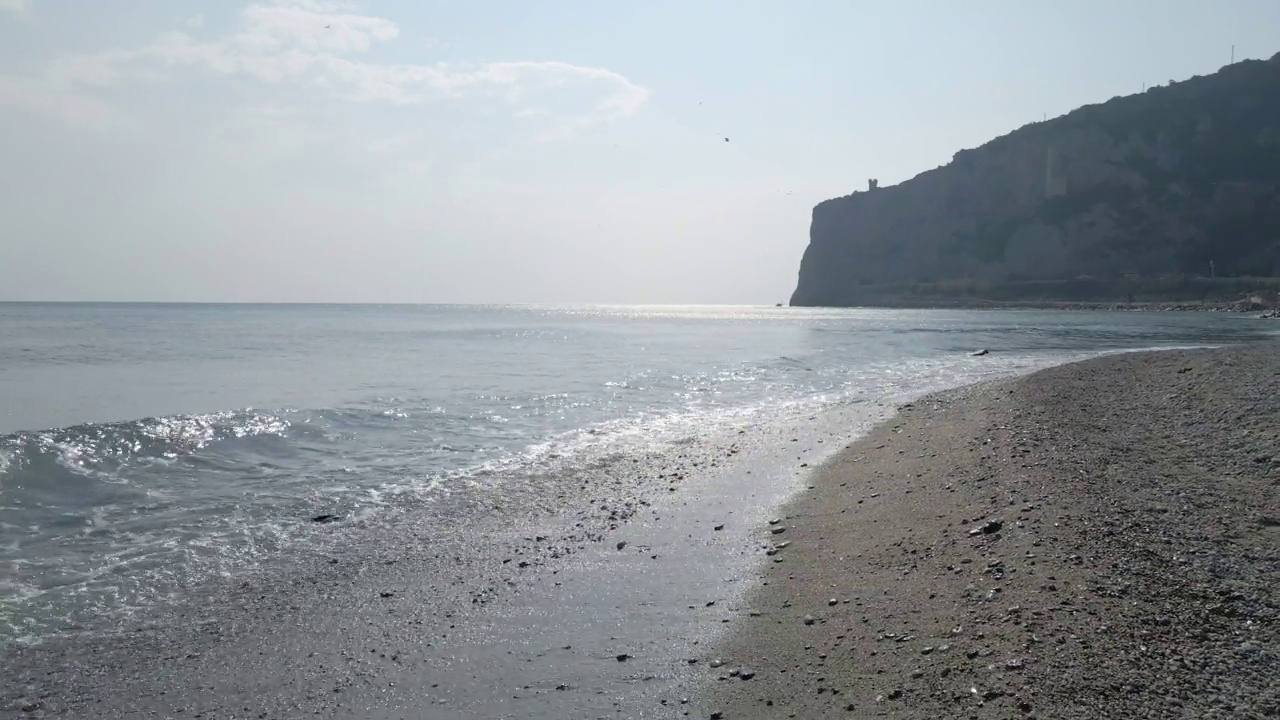 沿海岬角和海滩的鸟瞰图视频素材