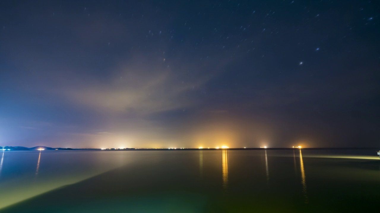 夜晚和白天的场景在海洋和星空视频下载