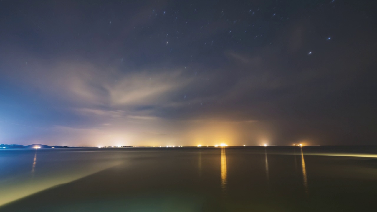 夜晚和白天的场景在海洋和星空视频素材