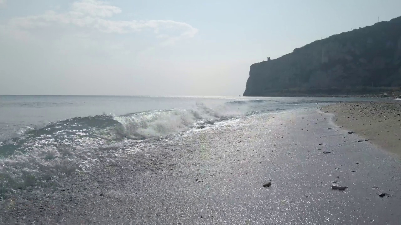 沿海岬角和海滩的鸟瞰图视频素材